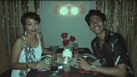 Begitu pula sosok istri Ari Lesmana yang selalu perhatian kepada suaminya terutama saat ulang tahun Ari Lesmana tiba. Makan malam yang romantis dan penuh bunga jadi hadiah terbaik untuk suami tercinta. Foto: Instagram/ari_lesmana