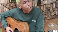 Mengisi acara sahur di Channel Youtube VINDES, suara merdu Ari Lesmana saat adzan ditonton hingga lebih dari 869 ribu kali. Banyak yang tak menyangka Ari Lesmana mampu mengumandangkan adzan dengan begitu indah. Foto: Instagram/ari_lesmana