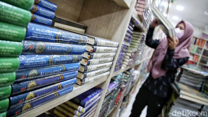 Penjual Al-Qur'an marak bermunculan saat memasuki bulan suci Ramadan. Al-Qur'an berbagai ukuran pun dijajakan dengan harga yang bervariasi.