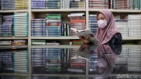Al-Quran berbagai ukuran dipasarkan para penjual. Harga Al-Quran ini dijual dari harga Rp 30.000 - Rp 200.000 tergantung kualitas dan ukurannnya.