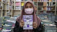 Seperti diketahui, memasuki bulan suci Ramadan umat Muslim berlomba-lomba untuk mengumpulkan pahala di bulan puasa. Kegiatan tadarus Al-Quran pun kerap digelar. Tak heran penjual Al-Quran pun bermunculan di bulan Ramadan.