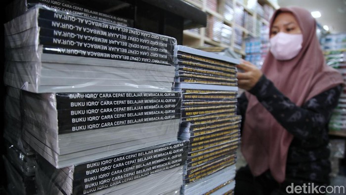 Penjual Al-Qur'an marak bermunculan saat memasuki bulan suci Ramadan. Al-Qur'an berbagai ukuran pun dijajakan dengan harga yang bervariasi.
