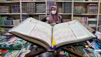 Al-Quran berbagai ukuran dipasarkan di salah satu toko buku yang berada di kawasan Kramat, Senen, Jakarta Pusat, Senin (4/4/2022).