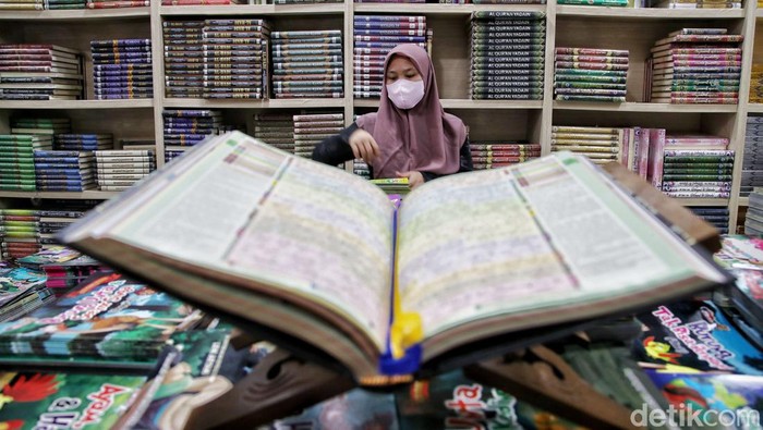 Penjual Al-Qur'an marak bermunculan saat memasuki bulan suci Ramadan. Al-Qur'an berbagai ukuran pun dijajakan dengan harga yang bervariasi.