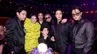 Potret kebersamaan Michelle Zauner (Japanese Breakfast) bersama BTS di sela-sela penghargaan. (Foto: Getty Images for The Recording Academy/Kevin Mazur) 