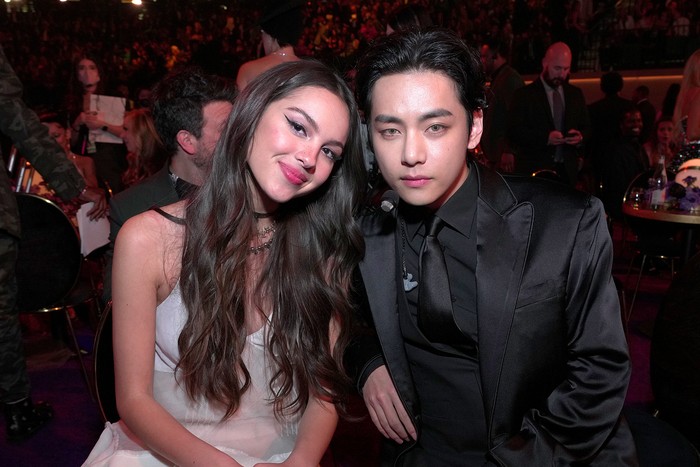 Grammy LAS VEGAS, NEVADA - APRIL 03: (L-R) Olivia Rodrigo and V of BTS pose during the 64th Annual GRAMMY Awards at MGM Grand Garden Arena on April 03, 2022 in Las Vegas, Nevada. (Photo by Kevin Mazur/Getty Images for The Recording Academy)