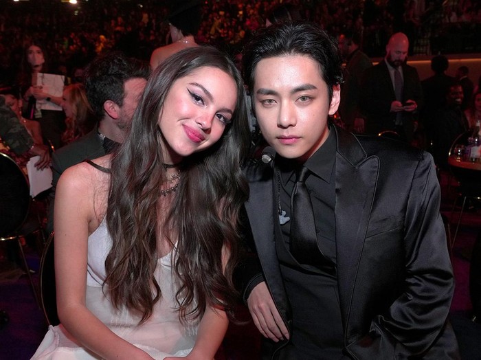 Grammy LAS VEGAS, NEVADA - APRIL 03: (L-R) Olivia Rodrigo and V of BTS pose during the 64th Annual GRAMMY Awards at MGM Grand Garden Arena on April 03, 2022 in Las Vegas, Nevada. (Photo by Kevin Mazur/Getty Images for The Recording Academy)