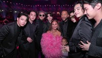 Chrissy Teigen dan anaknya pun terlihat senang berjumpa dengan member BTS! (Foto: Getty Images for The Recording Academy/Kevin Mazur) 