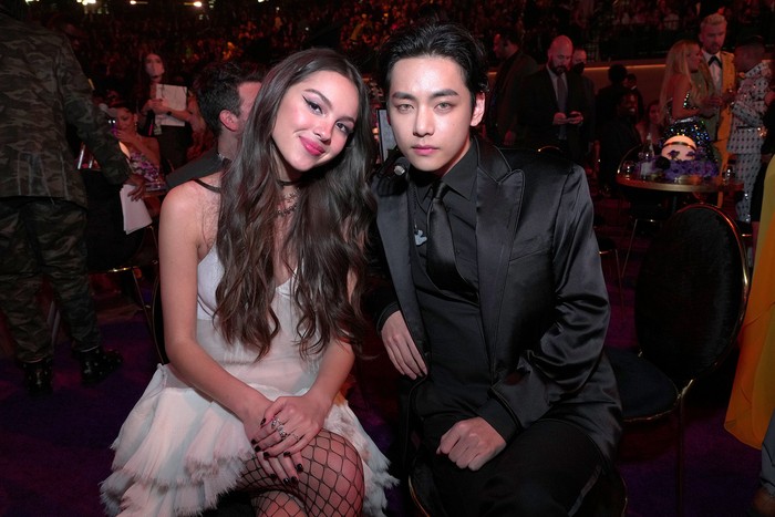 LAS VEGAS, NEVADA - APRIL 03: (L-R) Olivia Rodrigo and V of BTS pose during the 64th Annual GRAMMY Awards at MGM Grand Garden Arena on April 03, 2022 in Las Vegas, Nevada. (Photo by Kevin Mazur/Getty Images for The Recording Academy)