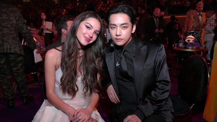 LAS VEGAS, NEVADA - APRIL 03: (L-R) Olivia Rodrigo and V of BTS pose during the 64th Annual GRAMMY Awards at MGM Grand Garden Arena on April 03, 2022 in Las Vegas, Nevada. (Photo by Kevin Mazur/Getty Images for The Recording Academy)