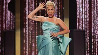 Lady Gaga membawakan Love For Sale dan Do I Love You. (Foto: Getty Images for The Recording Academy/Johnny Nunez)