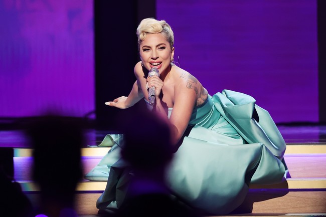 Lady Gaga seharusnya tampil bersama Tony Bennet untuk membawakan lagu kolaborasi mereka yang berjudul ‘Love For Sale’. Namun karena kondisi Tony Bennet yang menderita demensia, bintang film ‘A Star Is Born’ ini harus menyanyi sendirian. Foto: Getty Images for The Recording Academy/Johnny Nunez