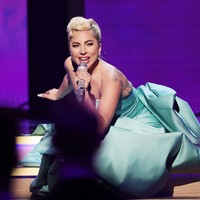 Lady Gaga seharusnya tampil bersama Tony Bennet untuk membawakan lagu kolaborasi mereka yang berjudul ‘Love For Sale’. Namun karena kondisi Tony Bennet yang menderita demensia, bintang film ‘A Star Is Born’ ini harus menyanyi sendirian. Foto: Getty Images for The Recording Academy/Johnny Nunez