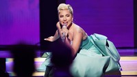 Di acara utama, Lady Gaga berganti penampilan dengan gaun berwarna powder blue. (Foto: Getty Images for The Recording Academy/Johnny Nunez)