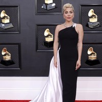 Lady Gaga bergaya glamor a la Old Hollywood dengan gaun monokrom hitam-putih. Foto: Getty Images for The Recording Academy/Johnny Nunez