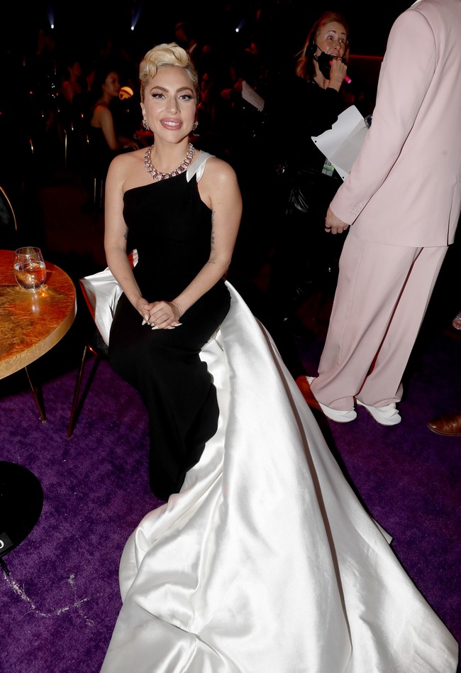 Tatanan rambut sanggul dengan aksen swirl di bagian depan  semakin mengentalkan gaya glamor klasik Hollywood. Foto: Getty Images for The Recording Academy/Johnny Nunez