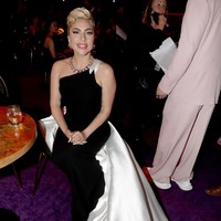 Tatanan rambut sanggul dengan aksen swirl di bagian depan  semakin mengentalkan gaya glamor klasik Hollywood. Foto: Getty Images for The Recording Academy/Johnny Nunez