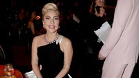 Penampilan red carpet Lady Gaga juga dipercantik oleh perhiasan dari Tiffany & Co. (Foto: Getty Images for The Recording Academy/Johnny Nunez)