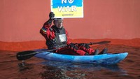 Alasan Greenpeace melakukan itu sebagai aksi untuk menyerukan larangan impor bahan bakar fosil dari Rusia, menyusul invasi negara yang dipimpin Vladimir Putin ke Ukraina.