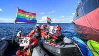 Ada 11 aktivis yang terlibat dalam aksi ini. Beberapa dari mereka membawa spanduk yang menyerukan Pemerintah Rusia untuk berhenti mengobarkan perang.