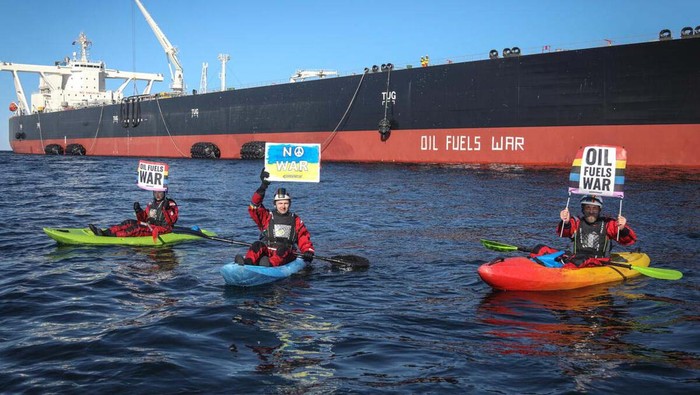 Greenpeace memblokir pengiriman minyak Rusia yang dibawa dua kapal tanker di lepas pantai Denmark pada Kamis (31/3). Salah satu yang diblokir adalah Kapal Pertamina Prime.