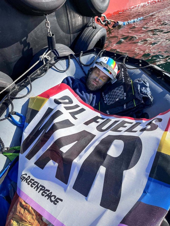 Greenpeace Cegat Kapal Pertamina yang Angkut Minyak Rusia Greenpeace memblokir pengiriman minyak Rusia yang dibawa dua kapal tanker di lepas pantai Denmark pada Kamis (31/3). Salah satu yang diblokir adalah Kapal Pertamina Prime.
