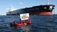 Aksi penolakan dilakukan oleh para aktivis organisasi pecinta lingkungan dengan berenang atau mengendarai kayak di perairan es di Frederikshavn untuk memblokir pengiriman minyak dari Rusia tersebut.