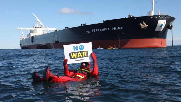 Greenpeace Cegat Kapal Pertamina yang Angkut Minyak Rusia Greenpeace memblokir pengiriman minyak Rusia yang dibawa dua kapal tanker di lepas pantai Denmark pada Kamis (31/3). Salah satu yang diblokir adalah Kapal Pertamina Prime.