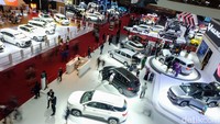 Pengunjung meramaikan pameran otomotif IIMS 2022 di JIExpo Kemayoran, Jakarta Pusat, Senin (4/4/2022).