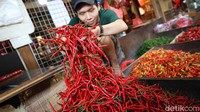 Mengutip catatan Pusat Informasi Harga Pangan Strategis (PIHPS), harga rata-rata cabai merah keriting di pasar tradisional pada 4 April 2022 adalah Rp 58.900/kg. Melonjak Rp 9.000 dari akhir pekan lalu.