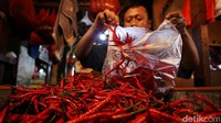 Pedagang melayani pembeli di Pasar Senen, Jakarta Pusat.