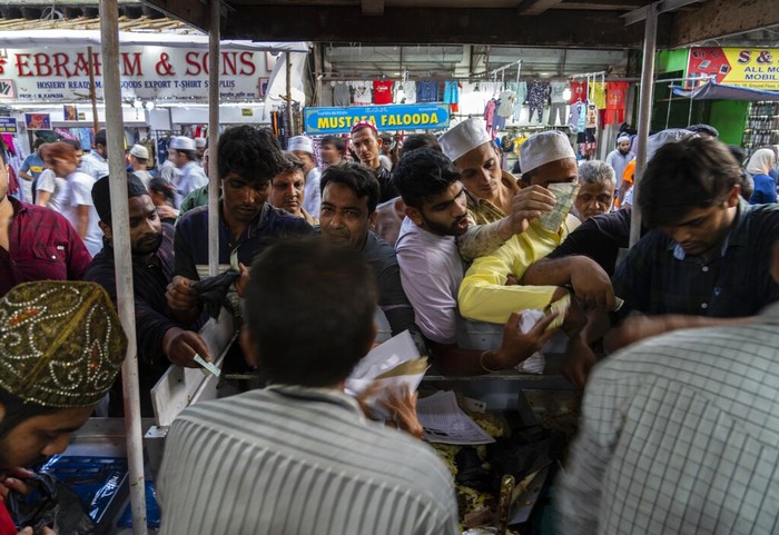 Hiruk-pikuk Ramadan di India Muslims offer prayers inside Mosque on the first day of fasting month of Ramadan in Mumbai, India, Sunday, April 3, 2022. Muslims across the world are observing the holy fasting month of Ramadan, where they refrain from eating, drinking and smoking from dawn to dusk. (AP Photo/Rafiq Maqbool)