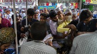 Muslim India bersemangat membeli takjil berbuka di sebuah pasar di Mumbai, India, Minggu (3/4/2022). (AP Photo/Rafiq Maqbool)