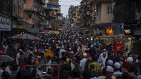 Keramaian pasar di hari pertama Ramadan di Mumbai, India. (AP Photo/Rafiq Maqbool)