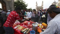 Pedagang buah ikut mendulang penjualan menjelang buka puasa di depan masjid Mecca, Hyderabad, India, Minggu (3/4/2022). (AP Photo /Mahesh Kumar A.)