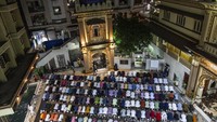 Salat tarawih di hari pertama sampai ke luar masjid di Mumbai, India, Minggu (3/4/2022). (AP Photo/Rafiq Maqbool)