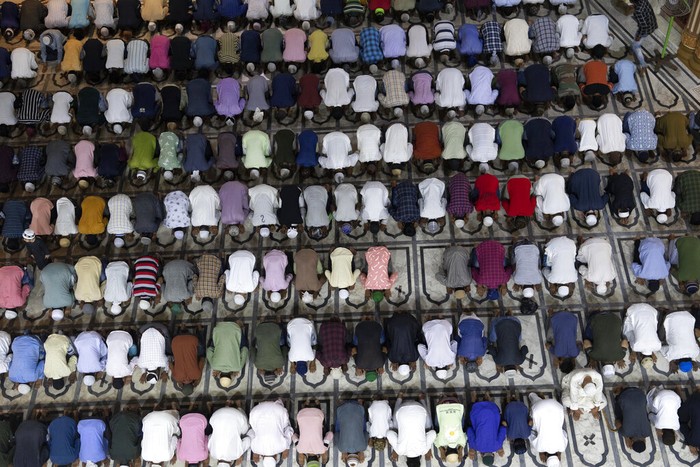 Hiruk-pikuk Ramadan di India Muslims offer prayers inside Mosque on the first day of fasting month of Ramadan in Mumbai, India, Sunday, April 3, 2022. Muslims across the world are observing the holy fasting month of Ramadan, where they refrain from eating, drinking and smoking from dawn to dusk. (AP Photo/Rafiq Maqbool)