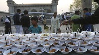 Deretan takjil menjelang buka puasa bersama di Masjid Mecca, Hyderabad, India, Minggu (3/4/2022). (AP Photo /Mahesh Kumar A.)