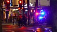 Para tersangka masih buron. Kepala Polisi Kathy Lester tidak memberikan informasi tentang tersangka atau motif penembakan yang terjadi beberapa blok dari ibu kota negara bagian ketika bar mulai tutup dan orang-orang yang bersuka ria memadati jalan-jalan. (AP/Rich Pedroncelli)