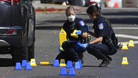 Polisi mengatakan, dalam sebuah pernyataan, bahwa mereka telah menemukan setidaknya satu senjata api di tempat kejadian dan telah menemukan 12 korban dengan berbagai tingkat cedera. (AP/Jose Carlos Fajardo)