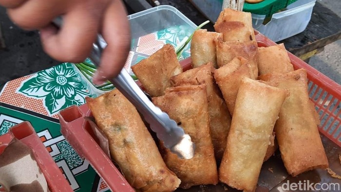 jajanan tradisional di pasar takjil karangmenjangan surabaya