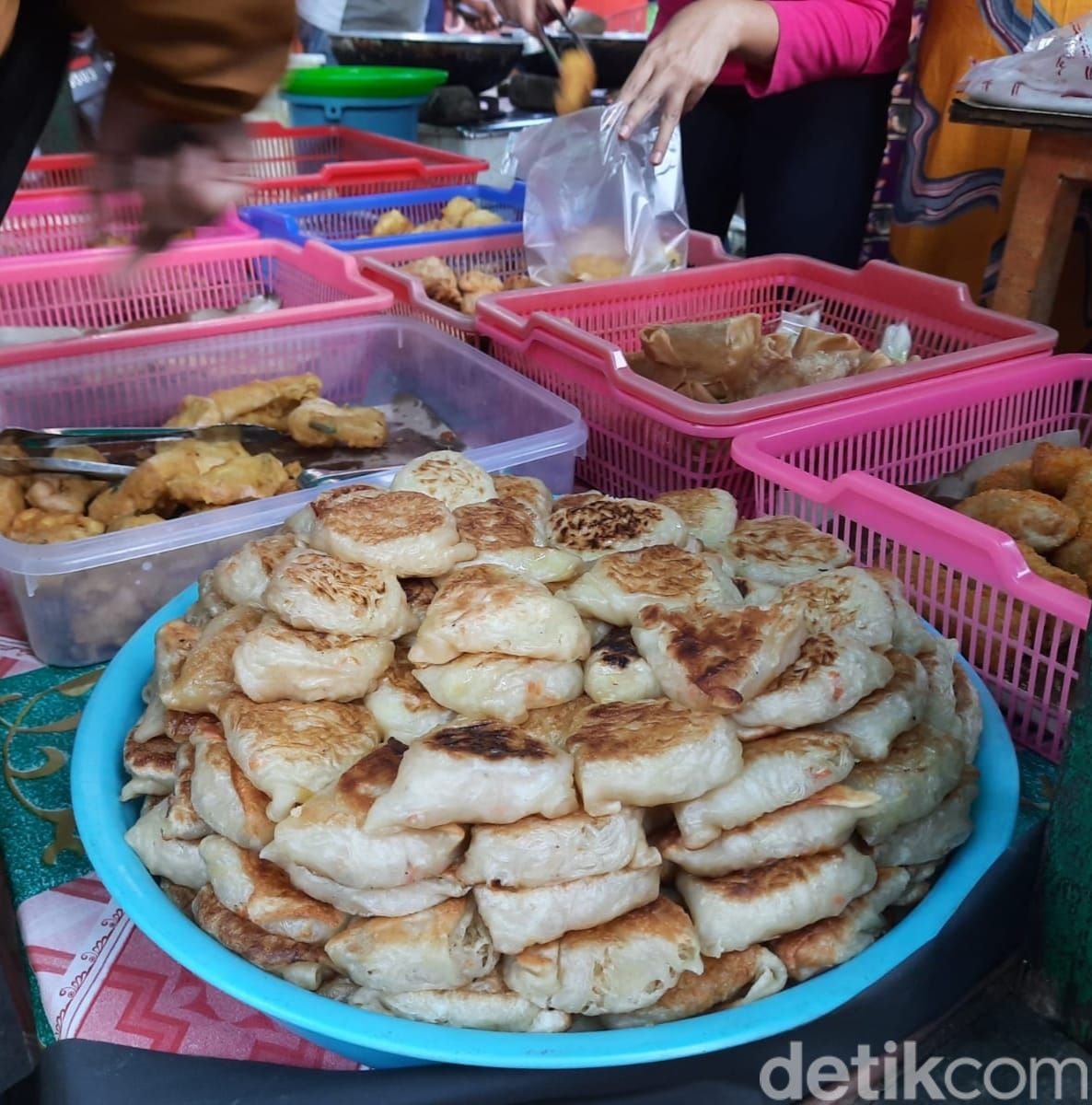 jajanan tradisional di pasar takjil karangmenjangan surabaya
