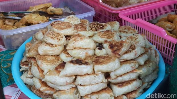 jajanan tradisional di pasar takjil karangmenjangan surabaya