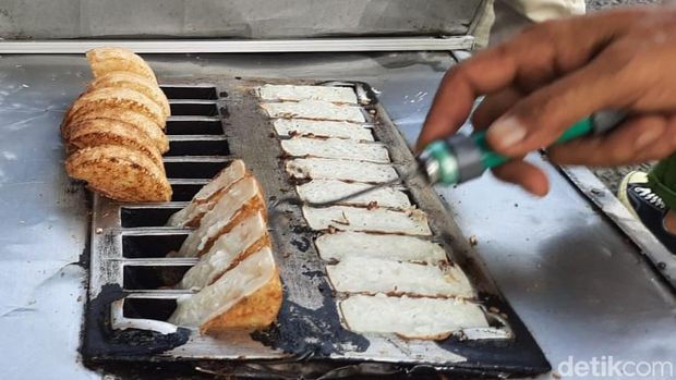 jajanan tradisional di pasar takjil karangmenjangan surabaya