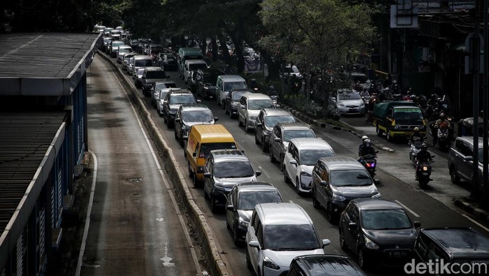 Jalan di kawasan Letjen Suprapto, Jakpus, macet di hari kedua puasa. Sejumlah hal pun disebut menjadi penyebab kemacetan di awal bulan Ramadan ini. Apa saja?