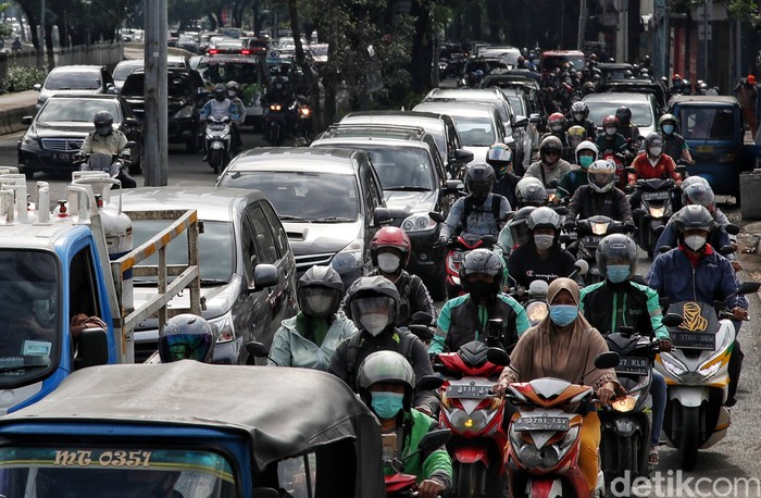 Jalan di kawasan Letjen Suprapto, Jakpus, macet di hari kedua puasa. Sejumlah hal pun disebut menjadi penyebab kemacetan di awal bulan Ramadan ini. Apa saja?