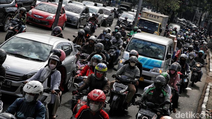 Jalan di kawasan Letjen Suprapto, Jakpus, macet di hari kedua puasa. Sejumlah hal pun disebut menjadi penyebab kemacetan di awal bulan Ramadan ini. Apa saja?