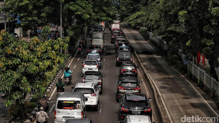 Jalan di kawasan Letjen Suprapto, Jakpus, macet di hari kedua puasa. Sejumlah hal pun disebut menjadi penyebab kemacetan di awal bulan Ramadan ini. Apa saja?
