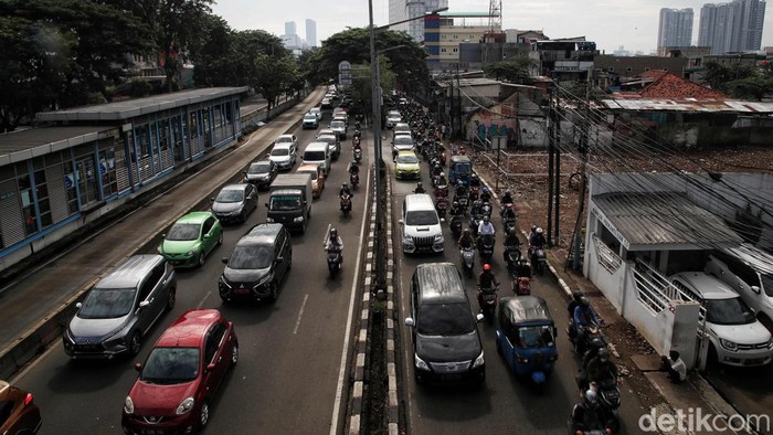 Jakarta Macet di Awal Bulan Ramadan, Ini Penyebabnya Jalan di kawasan Letjen Suprapto, Jakpus, macet di hari kedua puasa. Sejumlah hal pun disebut menjadi penyebab kemacetan di awal bulan Ramadan ini. Apa saja?