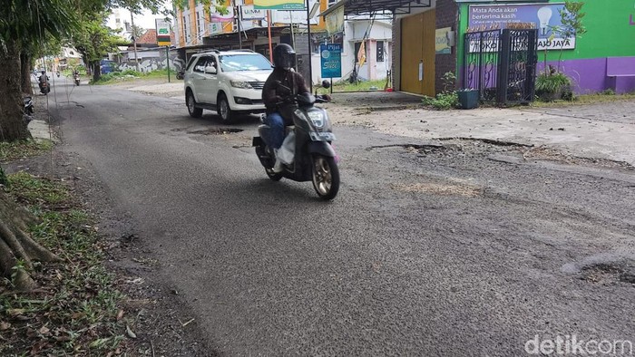 Jalan Gito-Gati, Sleman, rusak berlubang, Senin (4/4/2022).